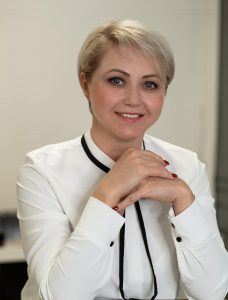 Elena Simon, Kosmetikerin